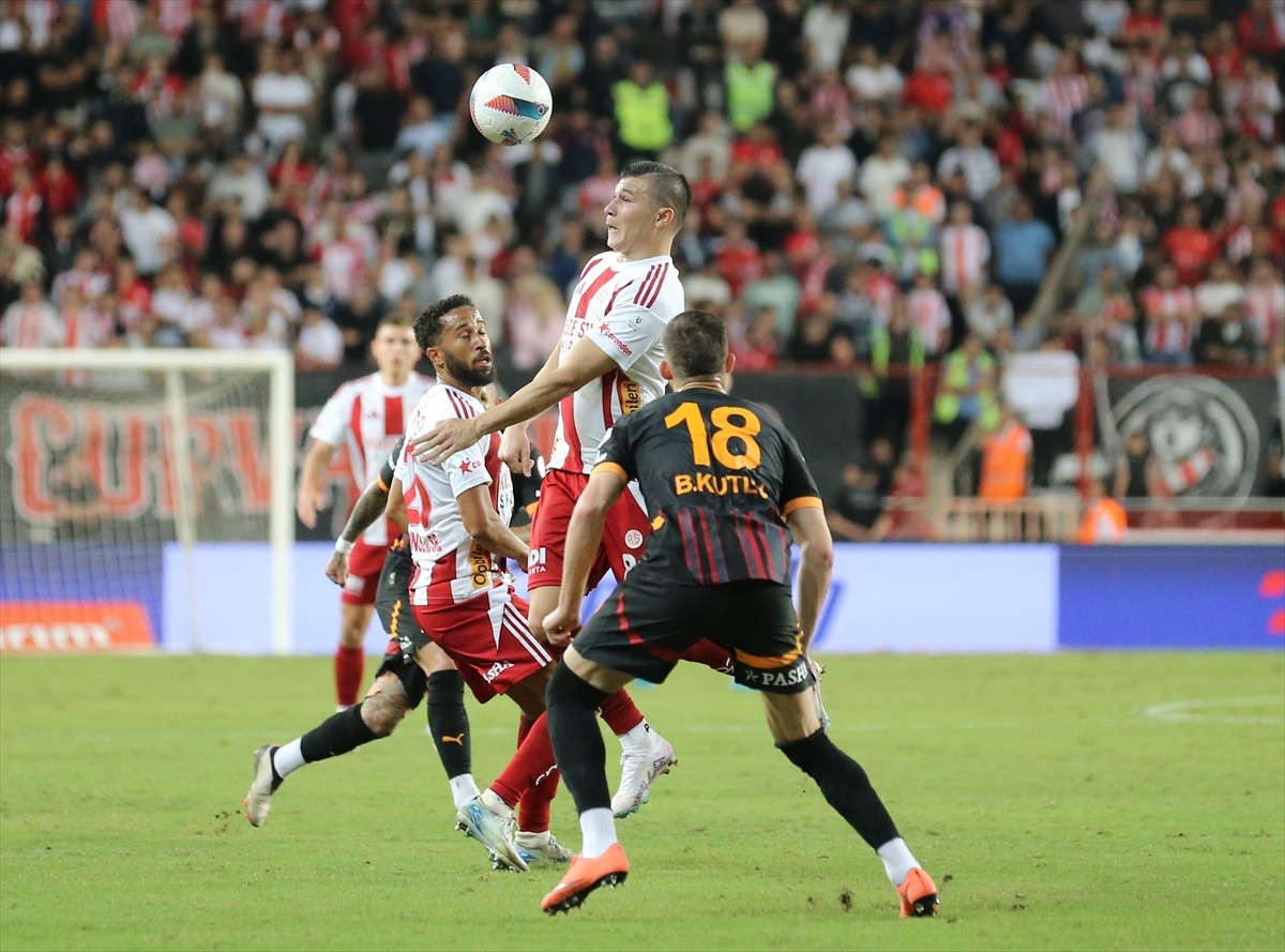 Trendyol Süper Lig'in 9. haftasında Onvo Antalyaspor ile Galatasaray, Corendon Airlines Park...