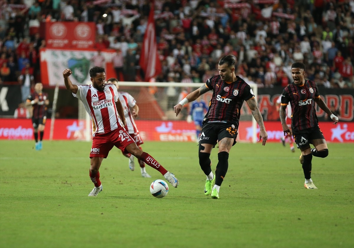 Trendyol Süper Lig'in 9. haftasında Onvo Antalyaspor ile Galatasaray, Corendon Airlines Park...