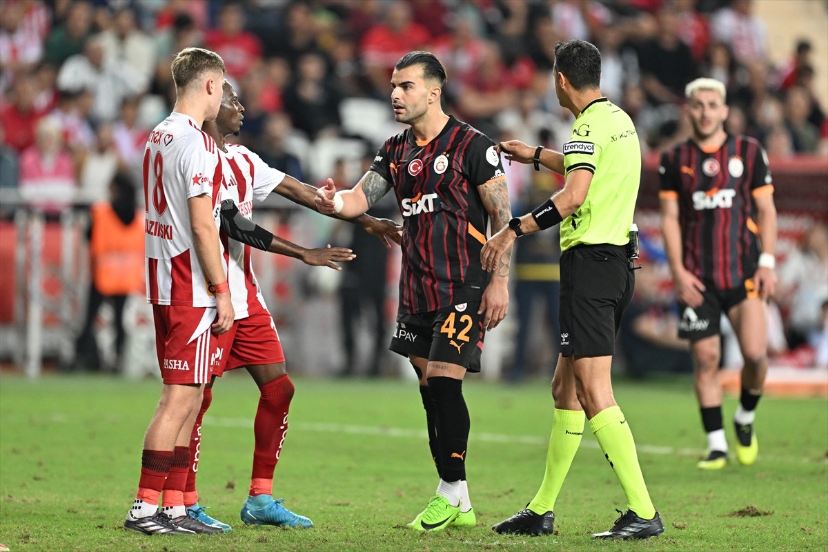 Trendyol Süper Lig'in 9. haftasında Onvo Antalyaspor ile Galatasaray, Corendon Airlines Park...