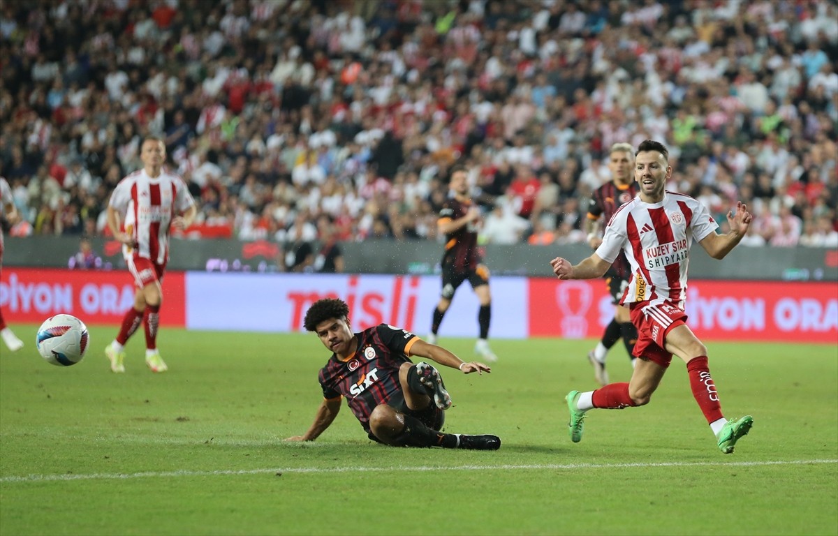 Trendyol Süper Lig'in 9. haftasında  Onvo Antalyaspor ile Galatasaray karşılaştı. Karşılaşma...