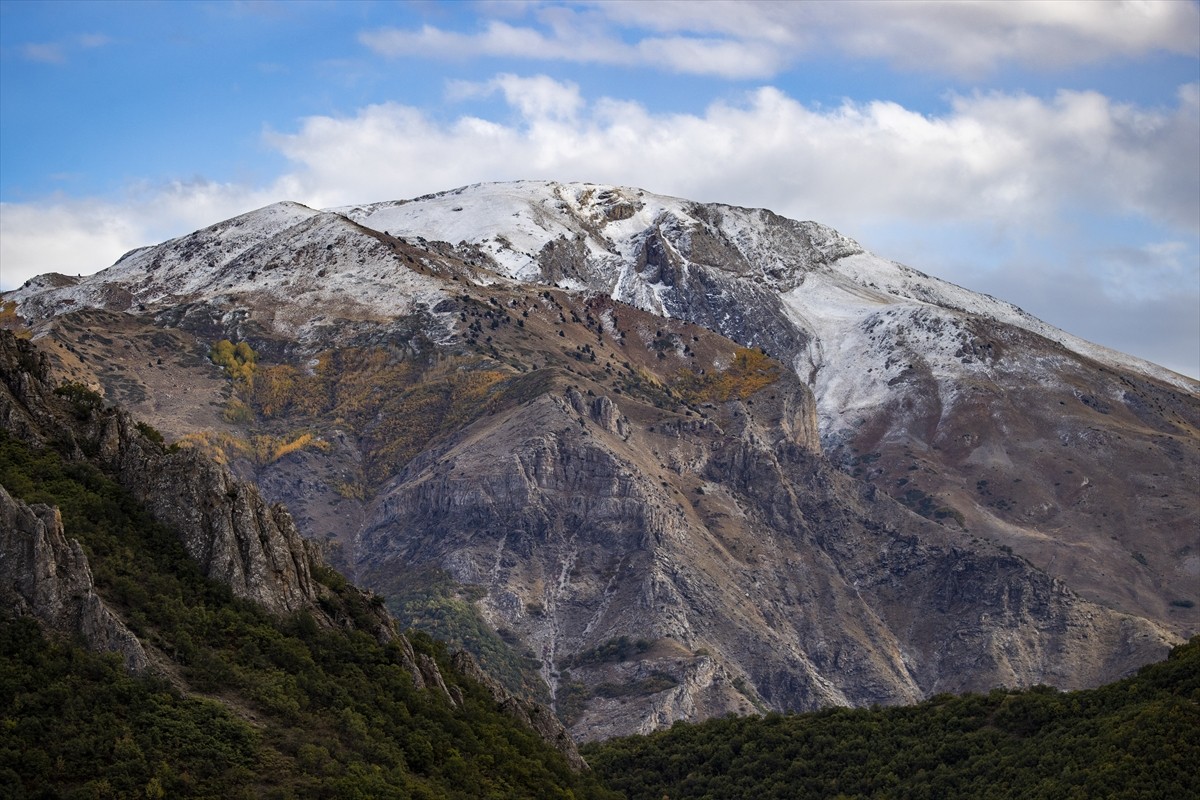 Tunceli'de bazı dağların zirveleri kar yağışıyla beyaza büründü. Kentte hava sıcaklığının...