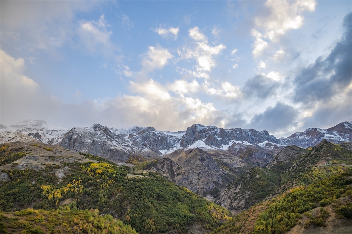 Tunceli'de bazı dağların zirveleri kar yağışıyla beyaza büründü. Kentte hava sıcaklığının...