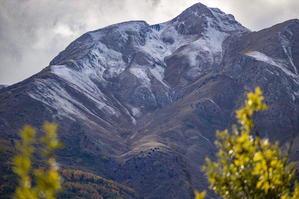 Tunceli'de bazı dağların zirveleri kar yağışıyla beyaza büründü. Kentte hava sıcaklığının...