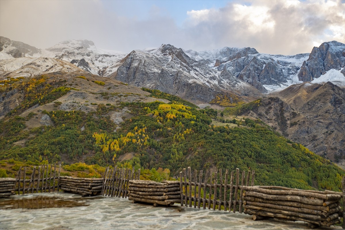 Tunceli'de bazı dağların zirveleri kar yağışıyla beyaza büründü. Kentte hava sıcaklığının...