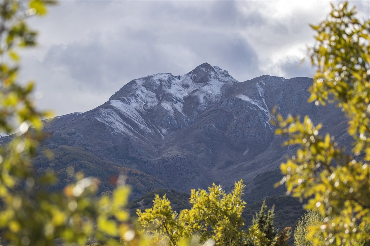 Tunceli'de bazı dağların zirveleri kar yağışıyla beyaza büründü. Kentte hava sıcaklığının...