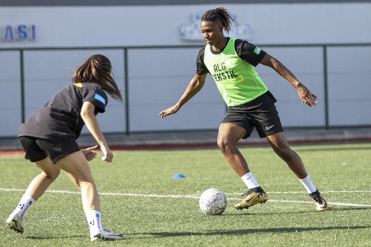 Turkcell Kadın Futbol Süper Ligi'nin namağlup takımlarından ALG Spor, liderlik koltuğuna oturmanın...