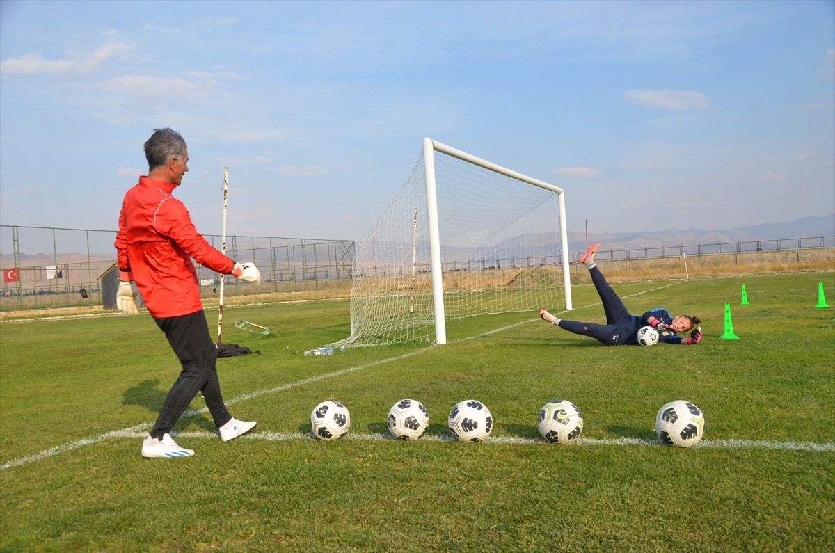 Türkiye Futbol Federasyonu (TFF) Kadınlar 1. Ligi ekiplerinden Yüksekovaspor Kadın Futbol Takımı...