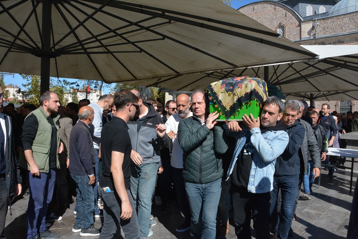 Aksaray'da tur otobüsünün devrilmesiyle yaşamını yitirenlerden Hasan ve eşi Pembe Tunalılar'ın...