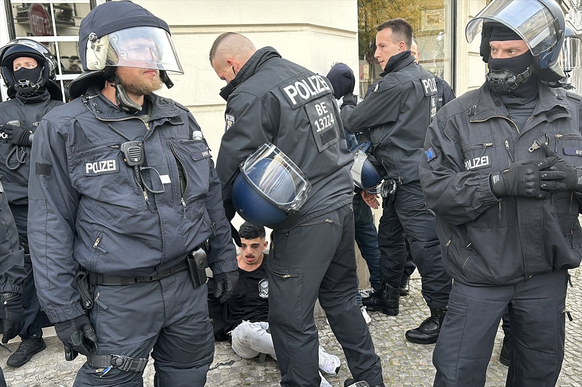 Almanya’nın başkenti Berlin’de düzenlenen Filistin’e destek gösterisinde polis, göstericilere...