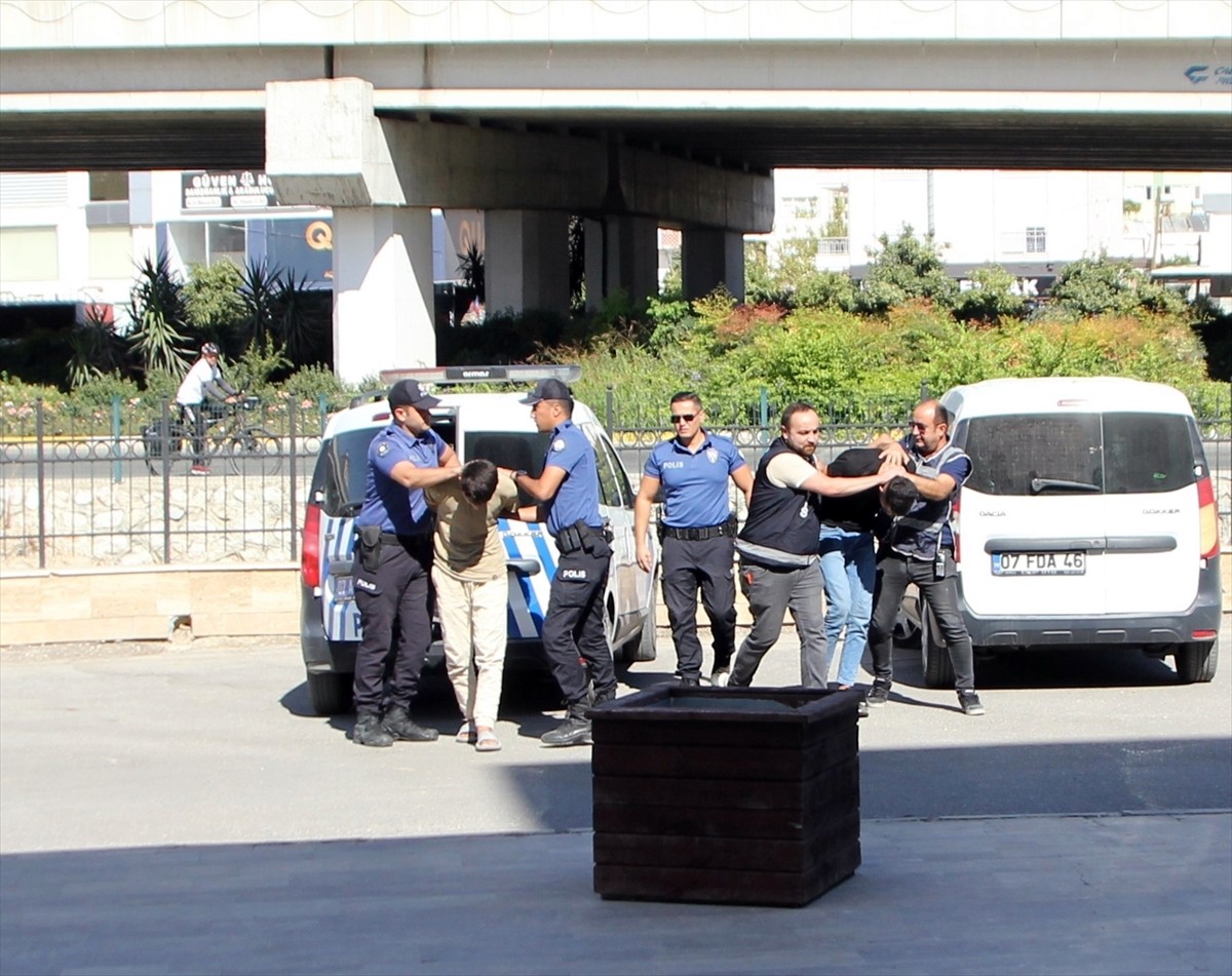 Antalya'nın Serik ilçesinde bir polis memurunun ağır yaralandığı silahlı saldırıya ilişkin...