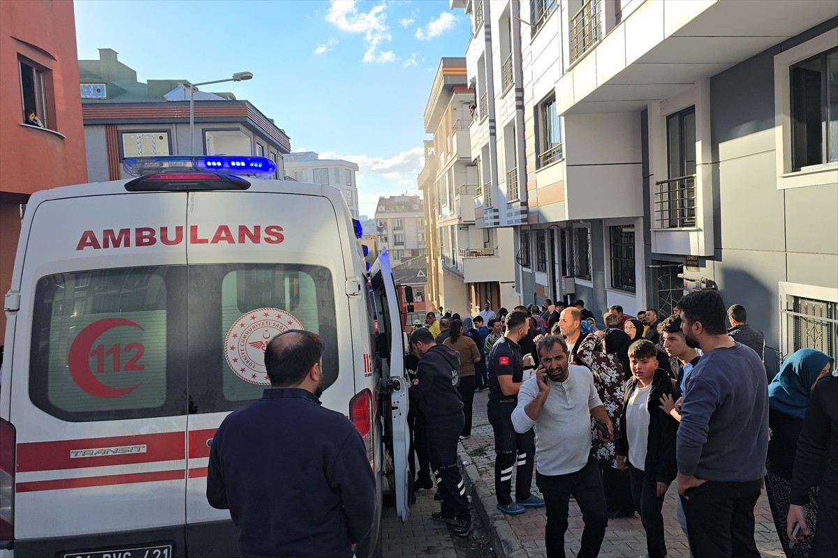 Başakşehir'de, 5 katlı binanın bodrum katında çıkan yangın itfaiye ekiplerince...