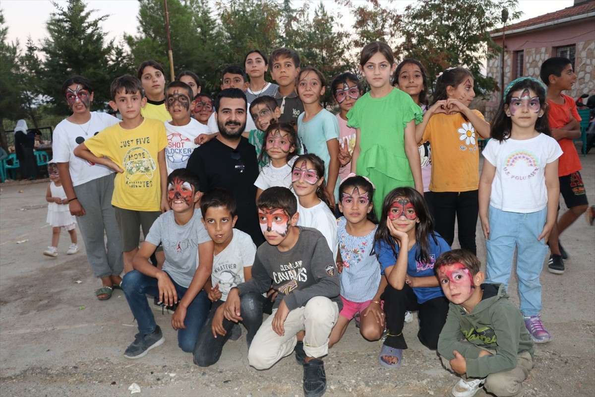 Batman'da bir araya gelen gönüllü öğretmenler ve memurlar, köylerde yaşayan çocukları...