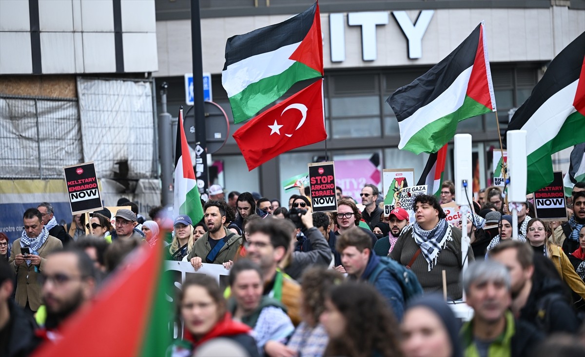 Belçika'nın başkenti Brüksel'de on binlerce kişi, İsrail'in Gazze ve Lübnan'a yönelik...