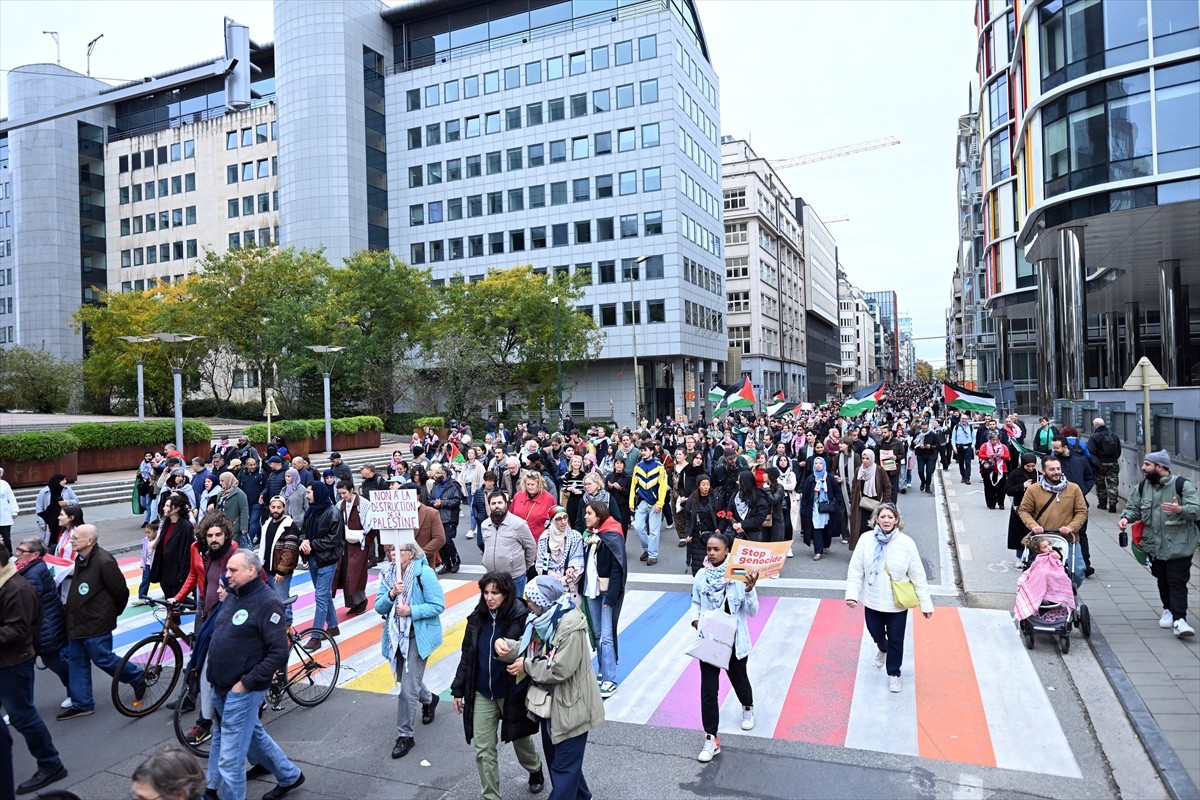 Belçika'nın başkenti Brüksel'de on binlerce kişi, İsrail'in Gazze ve Lübnan'a yönelik...