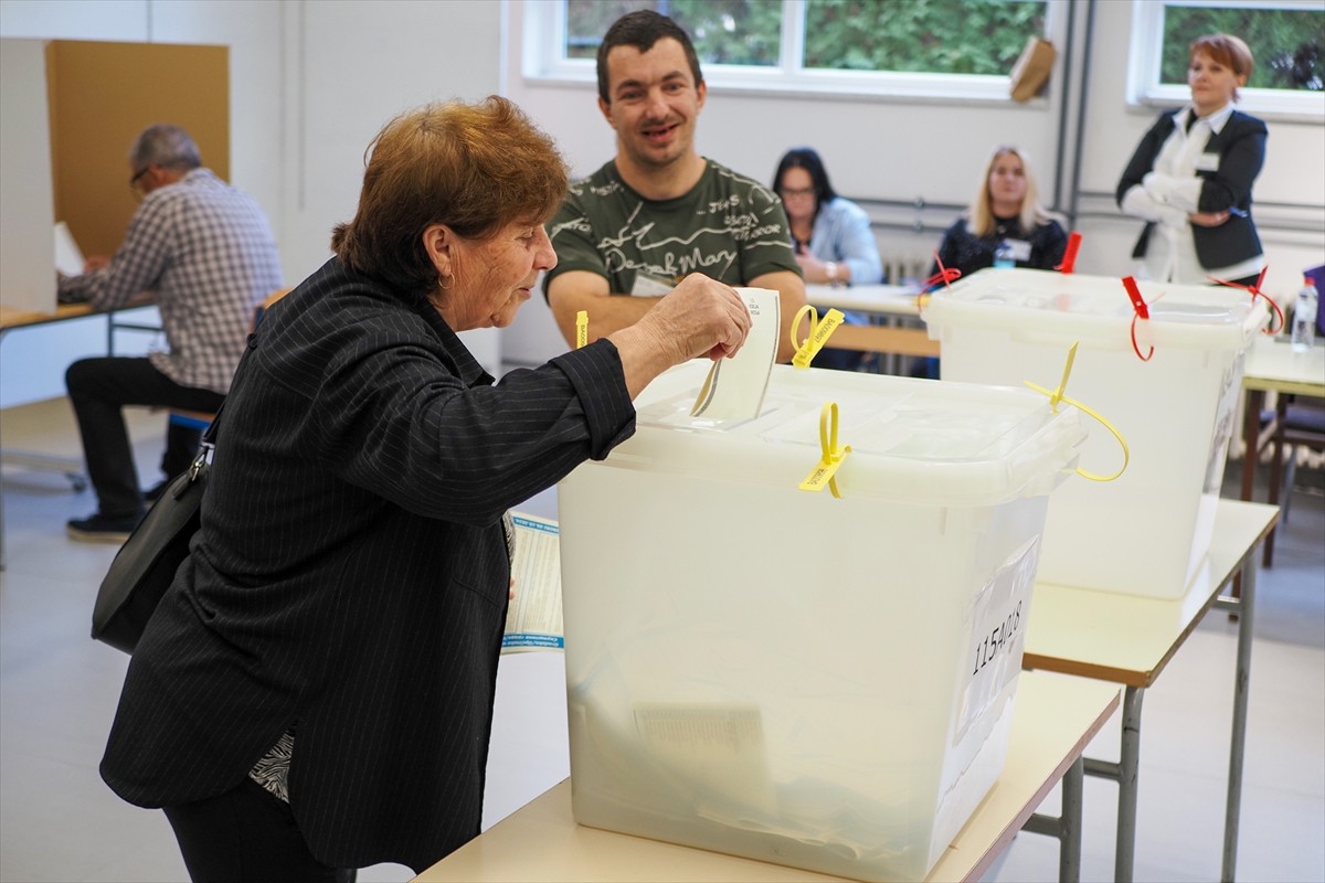 Bosna Hersek'te, 6 Ekim 2024'te yapılan yerel seçimin yaşanan sel felaketi nedeniyle ertelendiği 4...