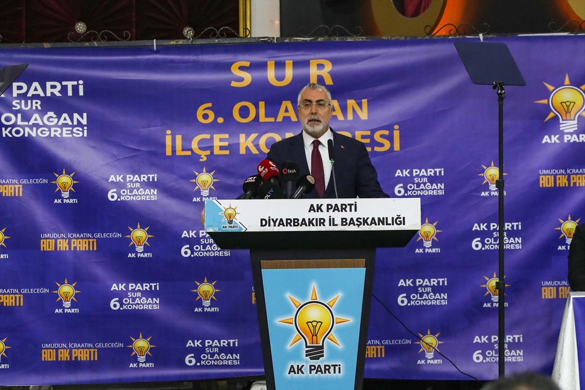 Çalışma ve Sosyal Güvenlik Bakanı Vedat Işıkhan (sağ 2), merkez Yenişehir ilçesindeki bir düğün...