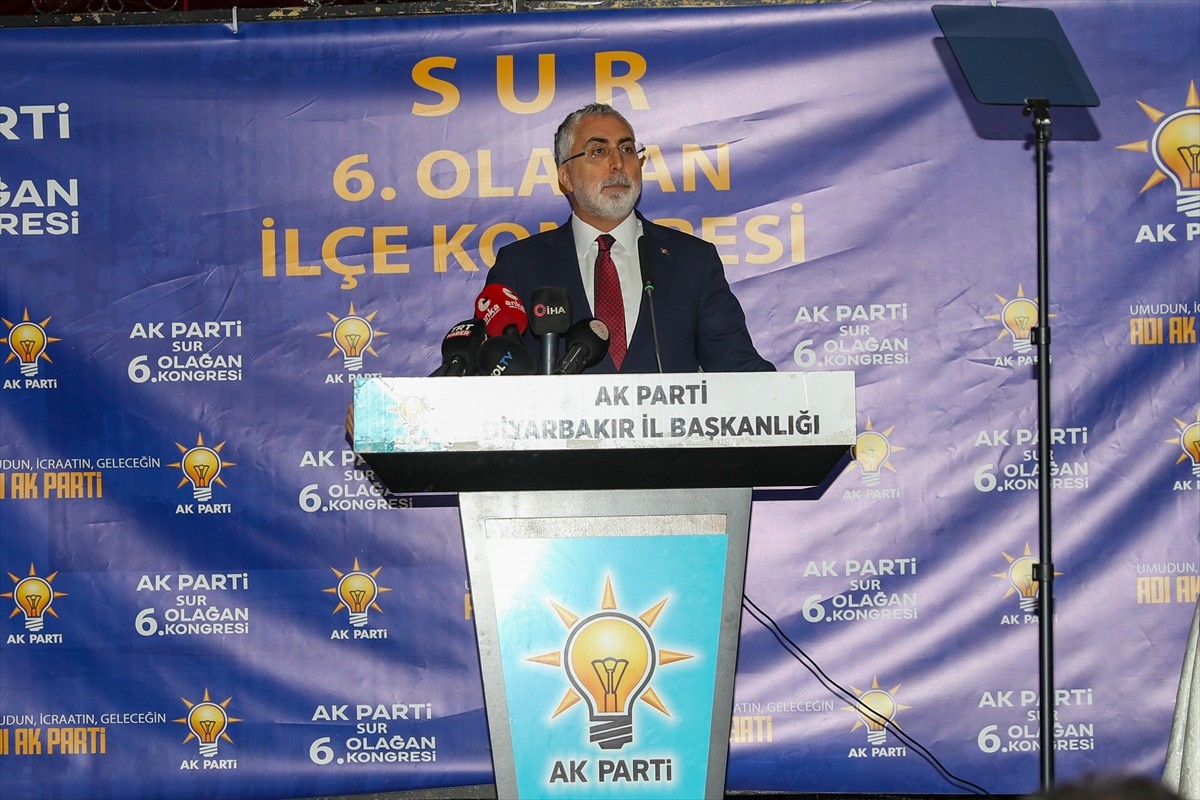 Çalışma ve Sosyal Güvenlik Bakanı Vedat Işıkhan (sağ 2), merkez Yenişehir ilçesindeki bir düğün...