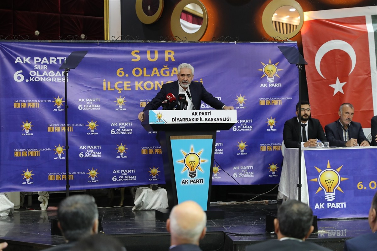 Çalışma ve Sosyal Güvenlik Bakanı Vedat Işıkhan (sağda), Diyarbakır'daki temasları kapsamında...