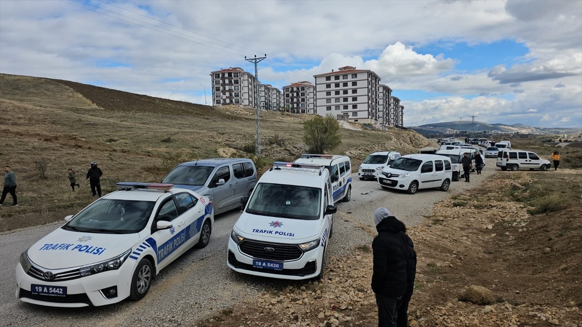 Çorum'da sürücüsü "dur" ihtarına uymayan hafif ticari aracı takip ederken devrilen polis...