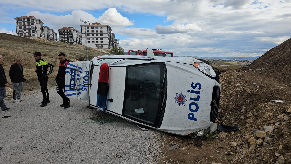 Çorum'da sürücüsü "dur" ihtarına uymayan hafif ticari aracı takip ederken devrilen polis...