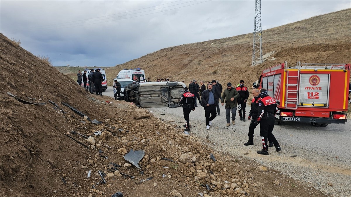 Çorum'da sürücüsü "dur" ihtarına uymayan hafif ticari aracı takip ederken devrilen polis...