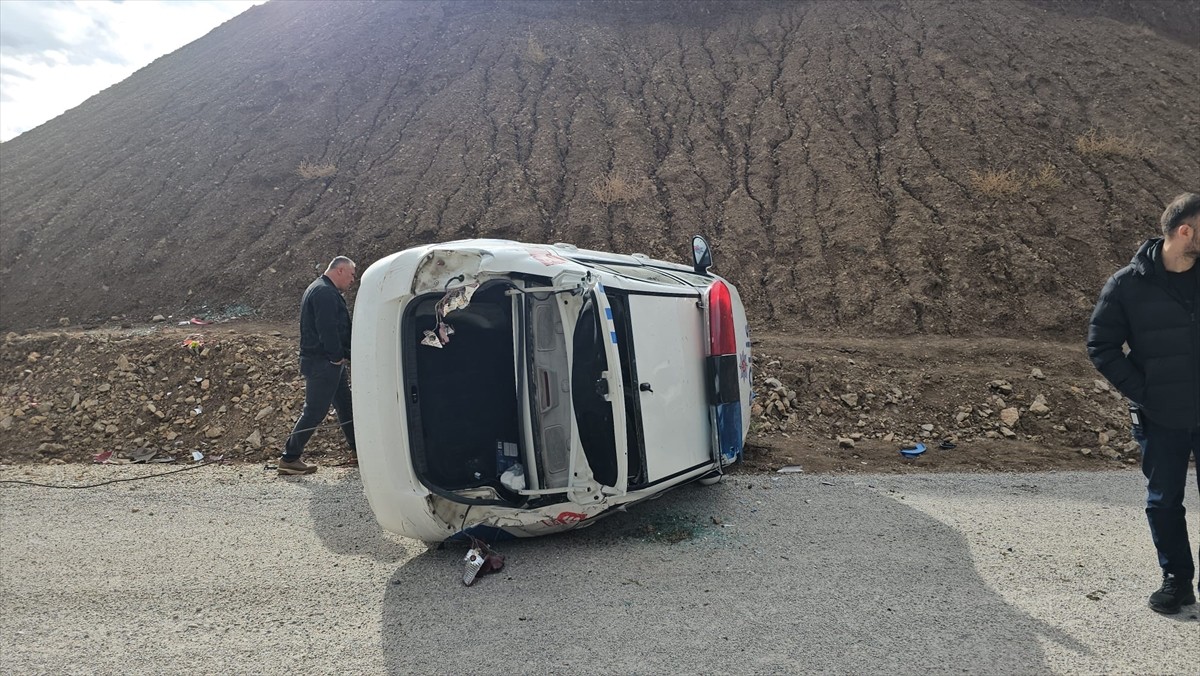 Çorum'da sürücüsü "dur" ihtarına uymayan hafif ticari aracı takip ederken devrilen polis...