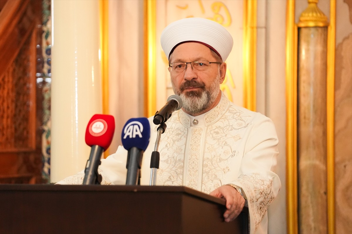 Diyanet İşleri Başkanı Prof. Dr. Ali Erbaş, Pendik Çarşı Camii'de düzenlenen Erenköy Kur’an Kursu...