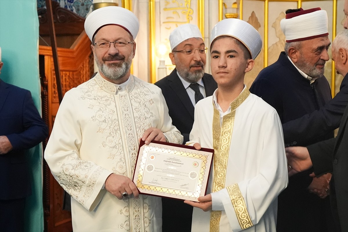 Diyanet İşleri Başkanı Prof. Dr. Ali Erbaş, Pendik Çarşı Camii'de düzenlenen Erenköy Kur’an Kursu...