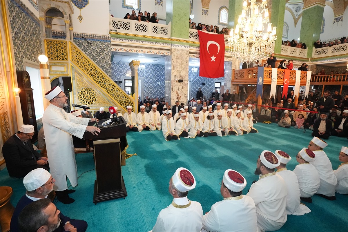 Diyanet İşleri Başkanı Prof. Dr. Ali Erbaş, Pendik Çarşı Camii'de düzenlenen Erenköy Kur’an Kursu...