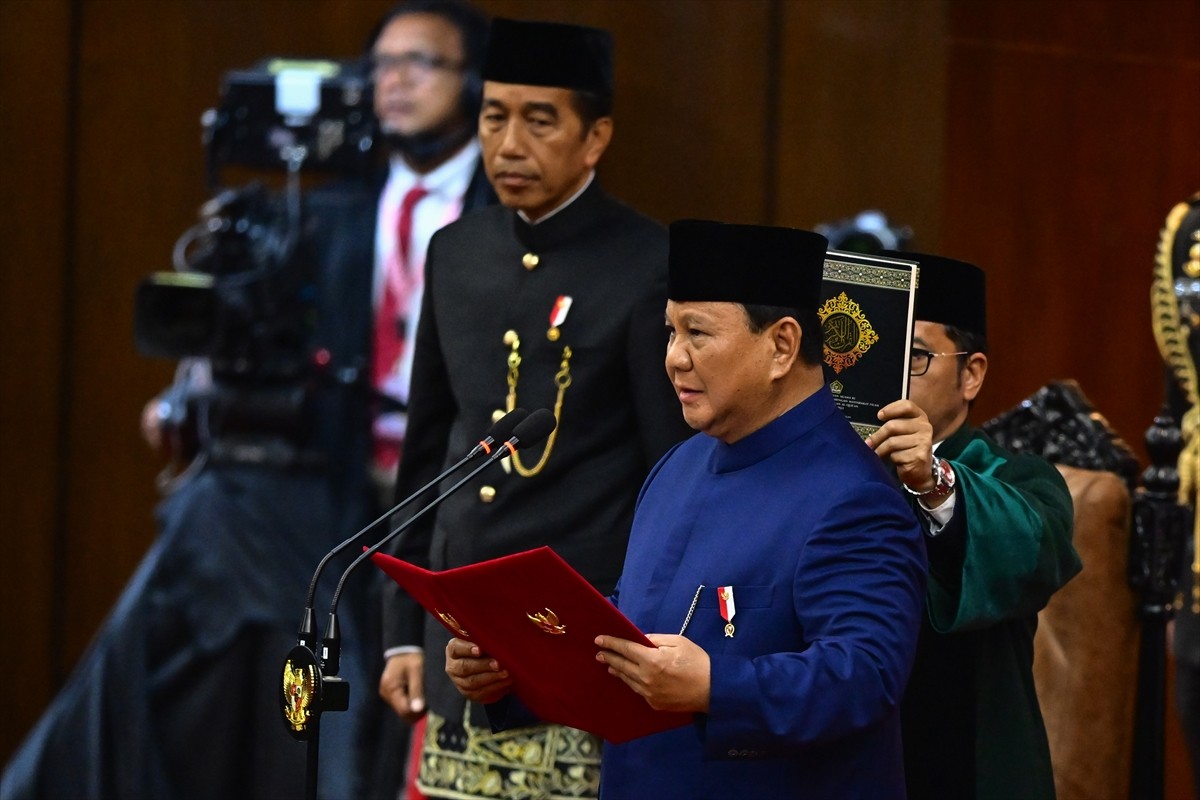 Endonezya'da 14 Şubat'taki devlet başkanı seçimini kazanan Prabowo Subianto, yemin ederek görevine...