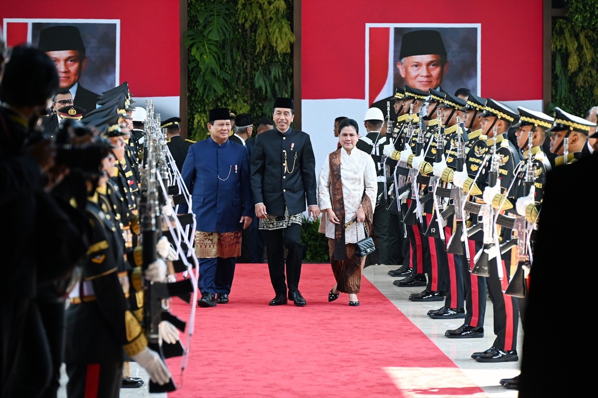 Endonezya'da 14 Şubat'taki devlet başkanı seçimini kazanan Prabowo Subianto, yemin ederek görevine...