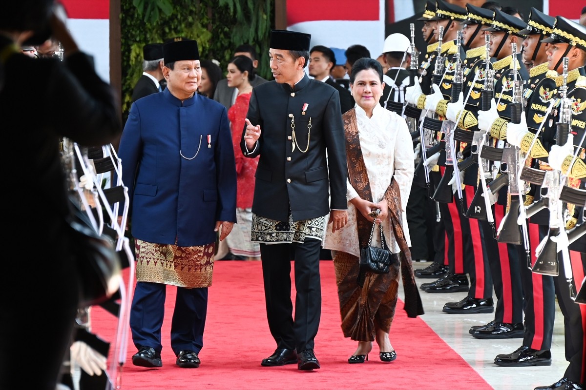 Endonezya'da 14 Şubat'taki devlet başkanı seçimini kazanan Prabowo Subianto, yemin ederek görevine...