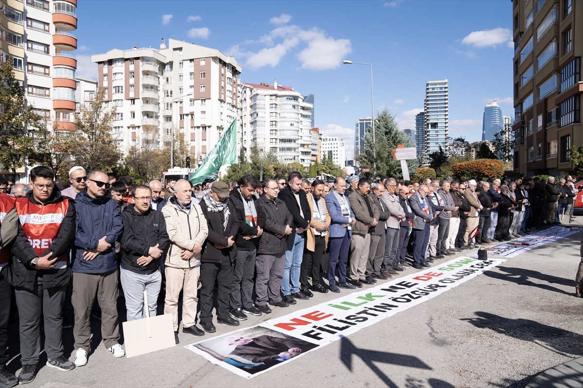 İsrail'in saldırısında yaşamını yitiren Hamas lideri Yahya Sinvar için gıyabi cenaze namazı...