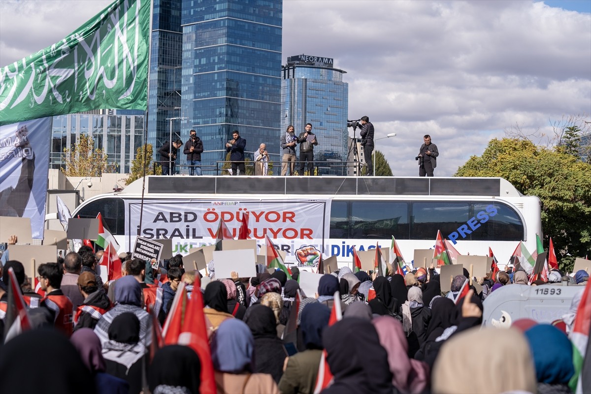 İsrail'in saldırısında yaşamını yitiren Hamas lideri Yahya Sinvar için gıyabi cenaze namazı...