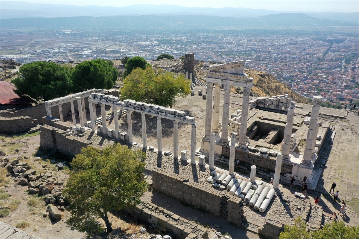 İzmir'in Bergama ilçesindeki Pergamon Antik Kenti'nin hakimiyet alanında yer alan Bakırçay...