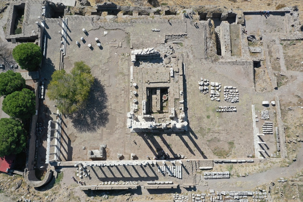 İzmir'in Bergama ilçesindeki Pergamon Antik Kenti'nin hakimiyet alanında yer alan Bakırçay...