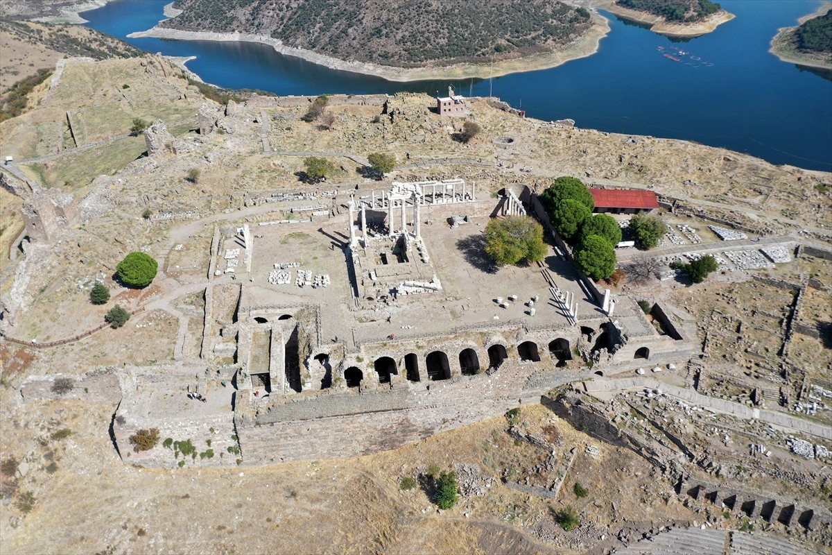 İzmir'in Bergama ilçesindeki Pergamon Antik Kenti'nin hakimiyet alanında yer alan Bakırçay...