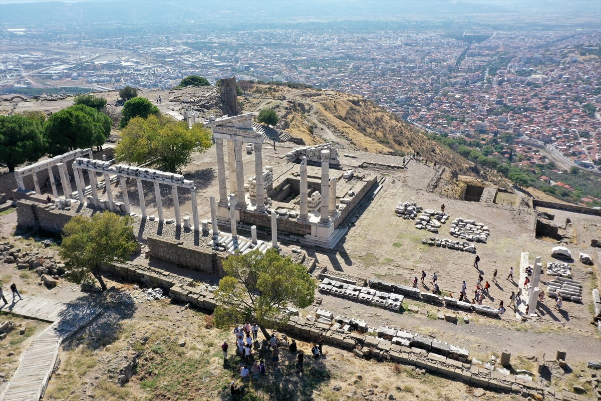 İzmir'in Bergama ilçesindeki Pergamon Antik Kenti'nin hakimiyet alanında yer alan Bakırçay...