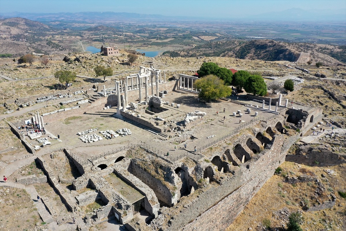 İzmir'in Bergama ilçesindeki Pergamon Antik Kenti'nin hakimiyet alanında yer alan Bakırçay...