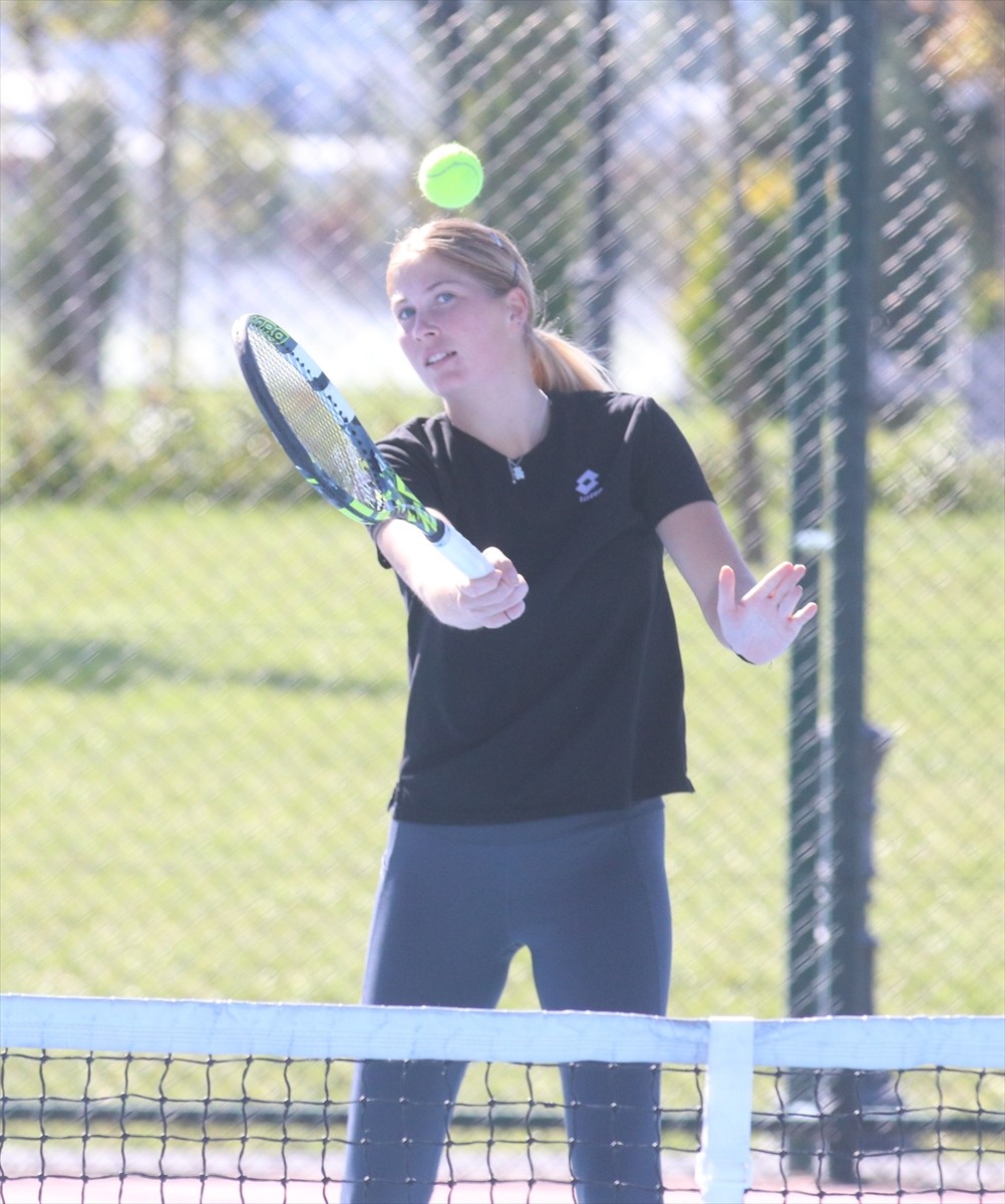 Kayseri'de düzenlenen ITF Uluslararası W50 Tenis Turnuvası final müsabakalarıyla devam ediyor....