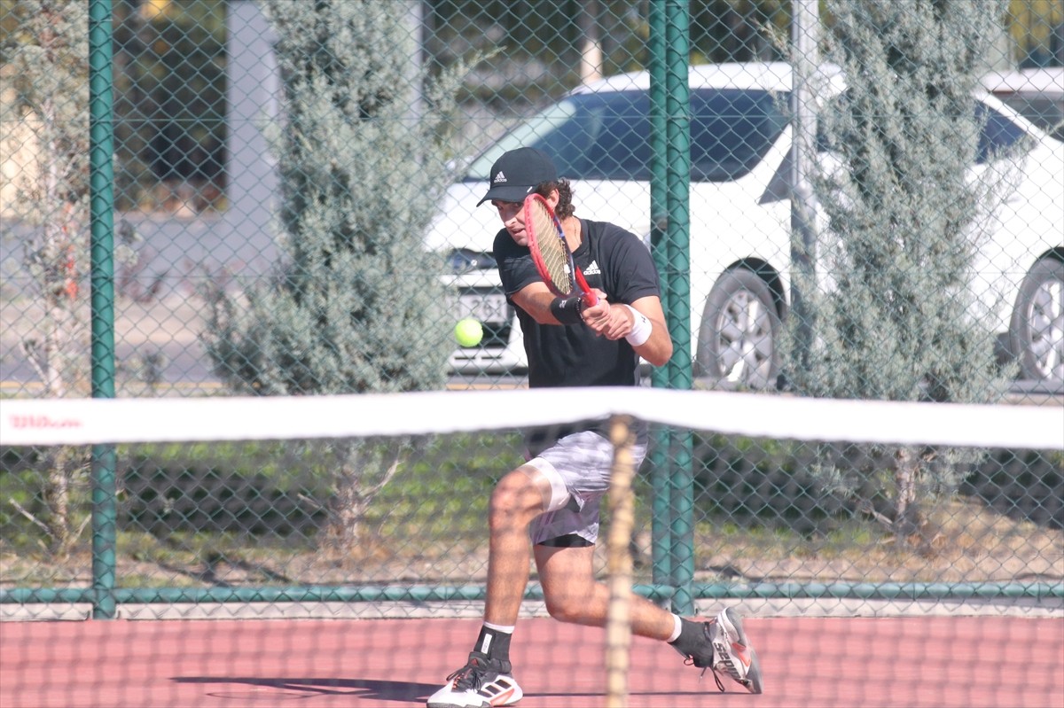 Kayseri'de düzenlenen ITF Uluslararası W50 Tenis Turnuvası final müsabakalarıyla devam ediyor....