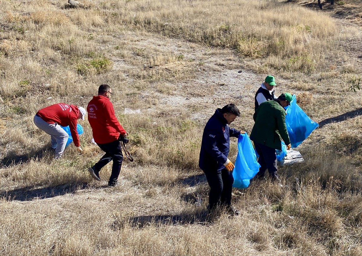 Kırşehir'de, "Ormanlar İçin Ele Ele Veriyoruz" etkinliği kapsamında ormanlık alanlarda temizlik...