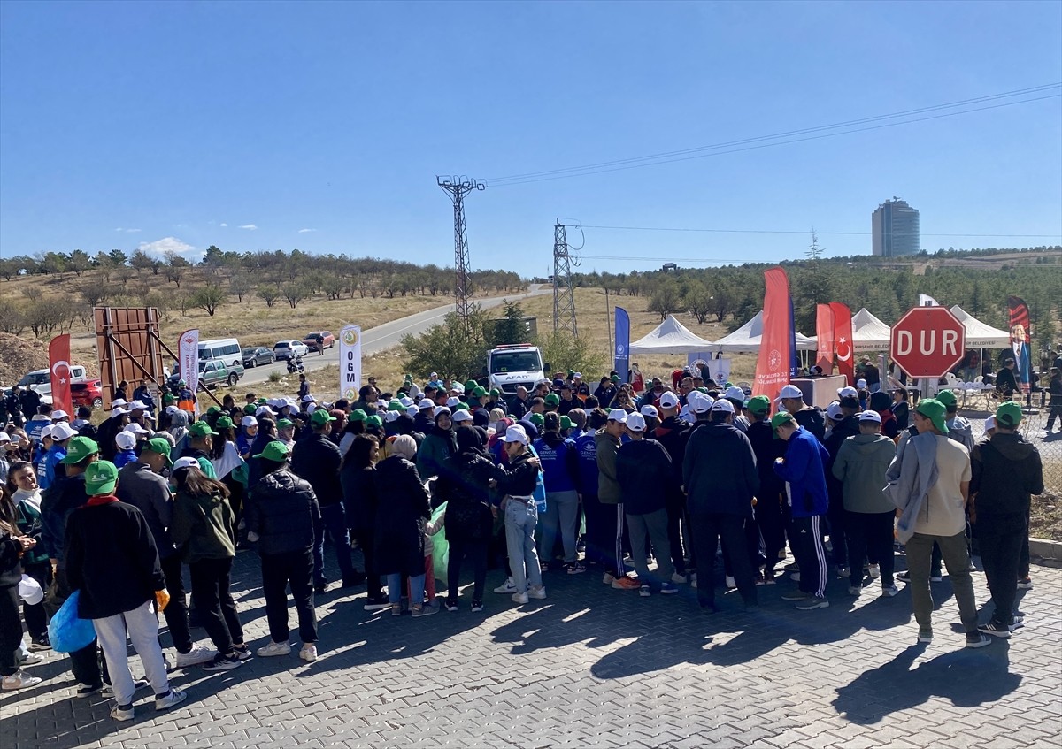 Kırşehir'de, "Ormanlar İçin Ele Ele Veriyoruz" etkinliği kapsamında ormanlık alanlarda temizlik...