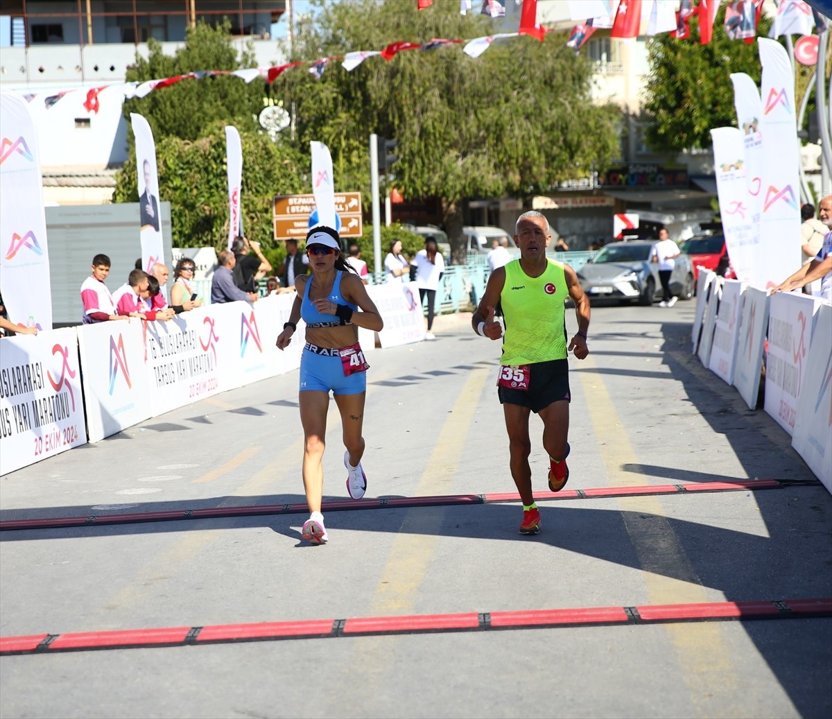 Mersin'in Tarsus ilçesinde bu yıl 16. kez düzenlenen Uluslararası Tarsus Yarı Maratonu, farklı...