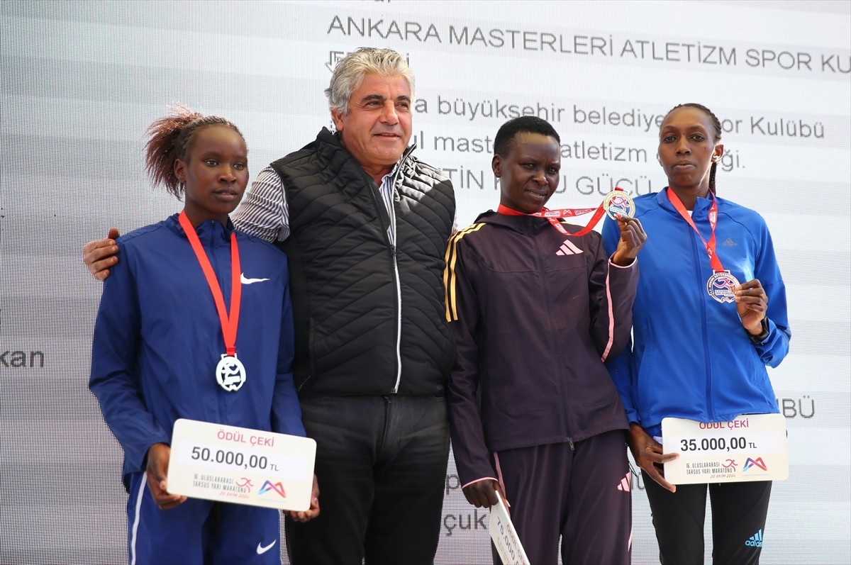 Mersin'in Tarsus ilçesinde bu yıl 16. kez düzenlenen Uluslararası Tarsus Yarı Maratonu, farklı...