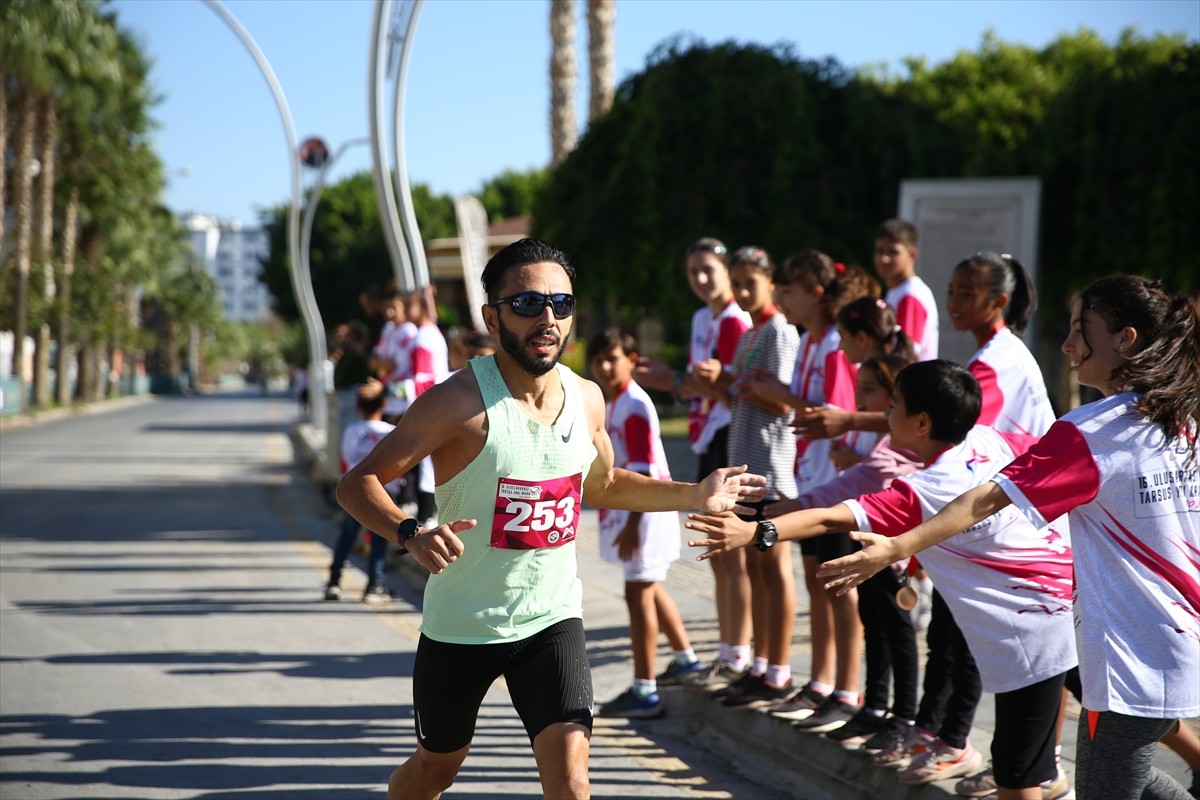 Mersin'in Tarsus ilçesinde bu yıl 16. kez düzenlenen Uluslararası Tarsus Yarı Maratonu, farklı...