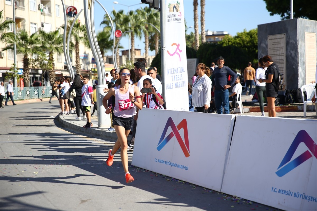 Mersin'in Tarsus ilçesinde bu yıl 16. kez düzenlenen Uluslararası Tarsus Yarı Maratonu, farklı...