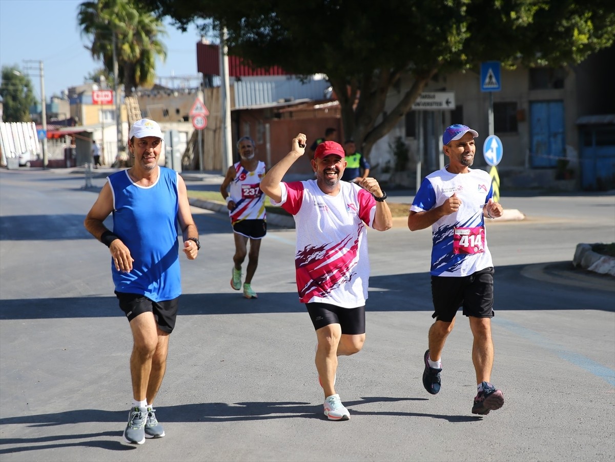 Mersin'in Tarsus ilçesinde bu yıl 16. kez düzenlenen Uluslararası Tarsus Yarı Maratonu, farklı...