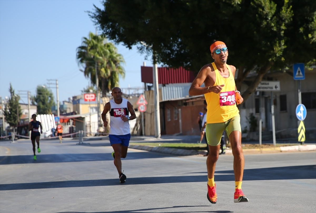 Mersin'in Tarsus ilçesinde bu yıl 16. kez düzenlenen Uluslararası Tarsus Yarı Maratonu, farklı...