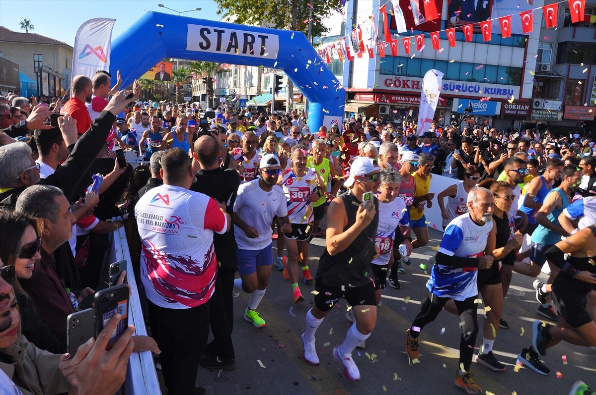 Mersin'in Tarsus ilçesinde bu yıl 16. kez düzenlenen Uluslararası Tarsus Yarı Maratonu, farklı...